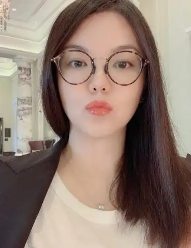 当然高额的支出就需要有高额的收入,李湘现在基本没什么演艺方面的