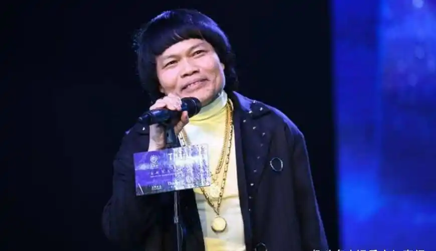 最丑港星八两金全身戴金显豪气,儿子帅气像鲜肉,两人颜值差好多_视频