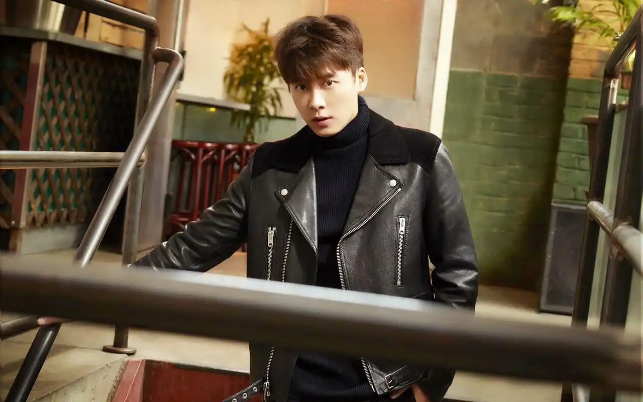 魅力男神李易峰壁纸_释放魅力的李易峰