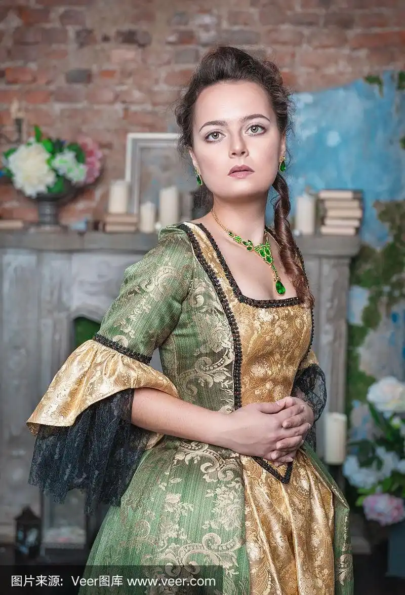 穿着中世纪服装的美女