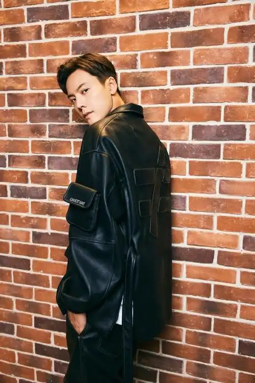 陈伟霆晒皮衣造型随拍##陈伟霆晒黑色皮衣造型