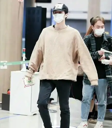 吴世勋西装穿搭,显气质,日常私服也很出彩