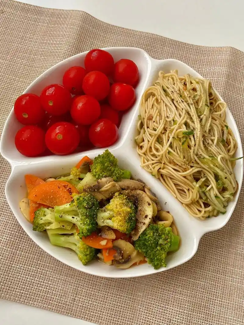 今天跟大家分享一道减脂期晚餐06口蘑炒西兰花 - 抖音