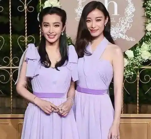 李冰冰与赵丽颖,周也同框,李冰冰的脸更长一些,不过还是很精致的.