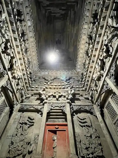 下墓探索800年前的地下宫殿