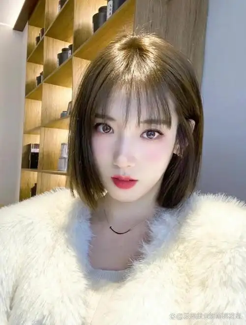 看起来清爽又迷人,搭配蓬松感修饰脸型的八字刘海