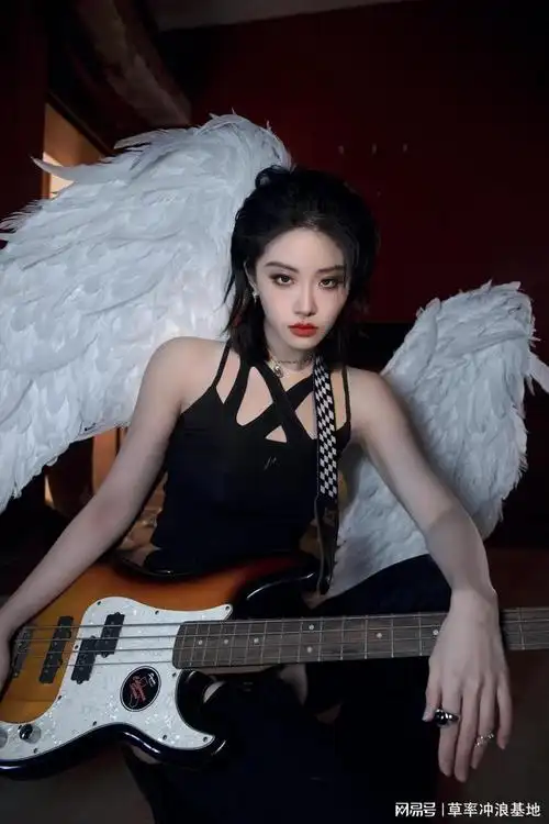 喻言化身摇滚乐队女主唱黑色性感吊带白色纯洁翅膀暗黑天使降临