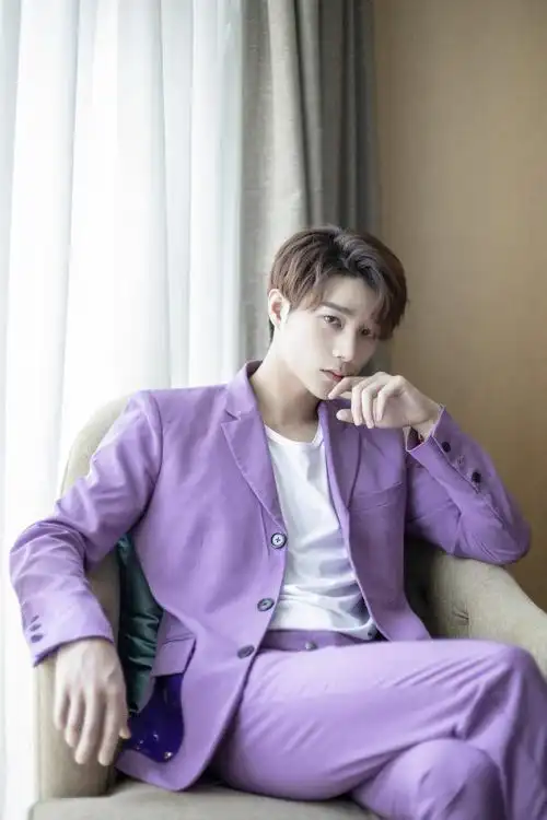 杨廷东出席超燃运动会紫色拼接西装演绎初秋时尚