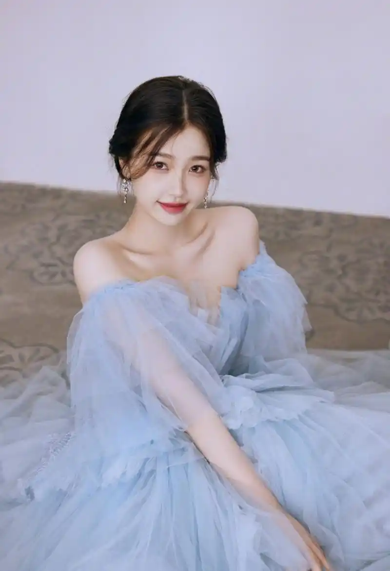 娇俏可爱,艳若桃李的#虞书欣# 一袭蓝色溜肩抹胸纱裙,丰满傲人的事业