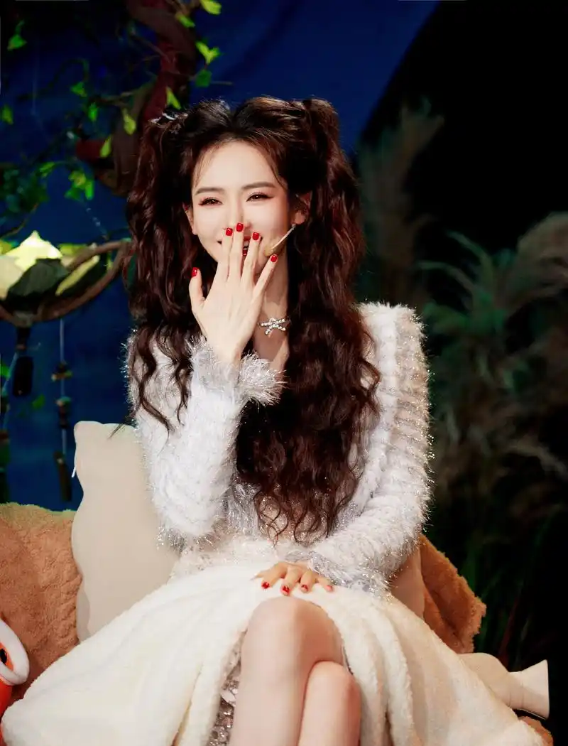 戚薇青春美照,长卷发双辫俏皮可爱,妆容精致笑容灿烂,美腿吸睛