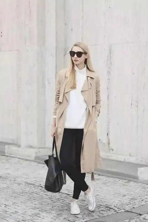 经典色系的风衣还比较好搭配造型,所以,大街小巷的女性们都在穿风衣呢