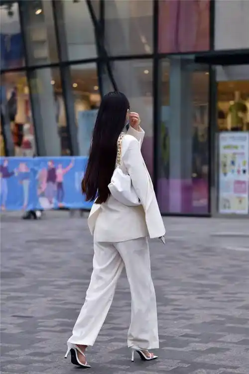 白色细高跟凉鞋,搭配白色西服套装,简约春季穿搭_效果_风格_美女