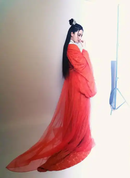 张馨予红衣飘飘仙气足 无惧偶像包袱晒吃瓜表情包