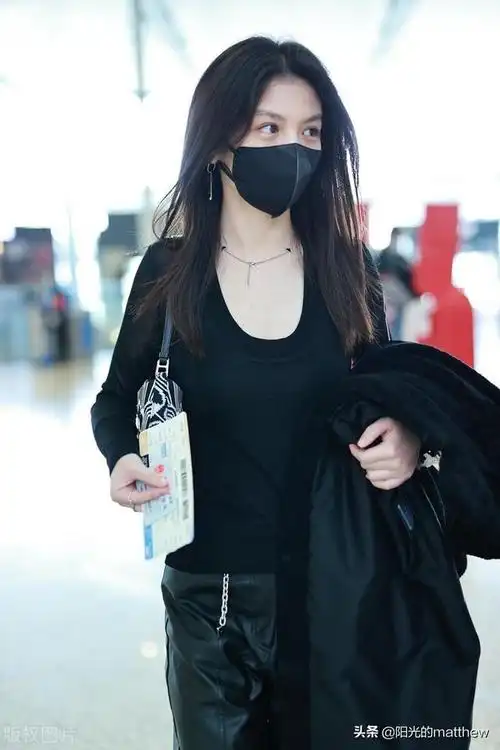 春夏全黑look装扮酷飒有范儿,披肩阔腿走路气场十足