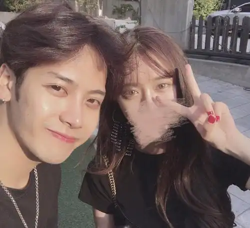 在被主持人问及如果找的女朋友喜欢吃辣的怎么办王嘉尔回答道那她自己