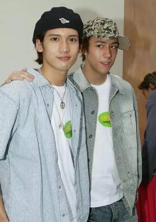 张致恒和关智斌曾经组过boyz这个组合,当时人气非常火,后来关智斌