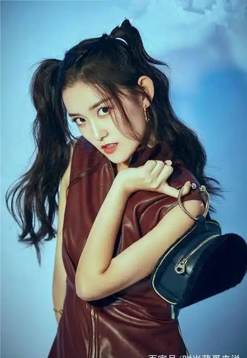 蒋依依不仅穿露脐装,还化了浓妆,这个17岁的女生太爱美了!