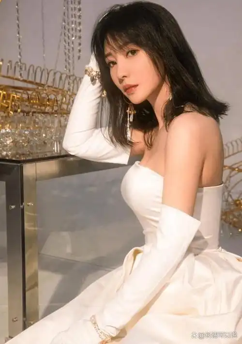 娱乐圈中广为人知,以其出众的外貌和身材成为了当之无愧的女神级人物