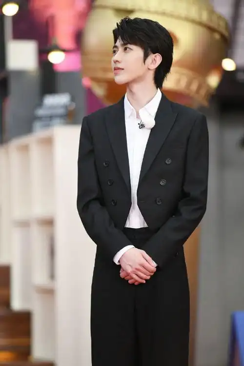 奔跑吧蔡徐坤#蔡徐坤这套黑色西装太好看了吧,太有气质了!