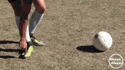 这昂球就不会飞起来而是在地面上滚动着滚向对方门将