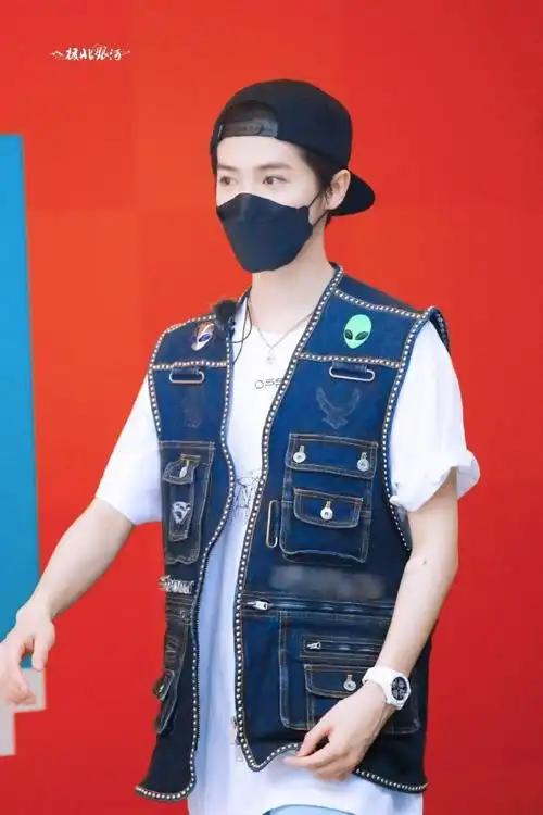 鹿晗超话#鹿晗创造营2020#反戴帽子的可爱鹿鹿(对视98满足