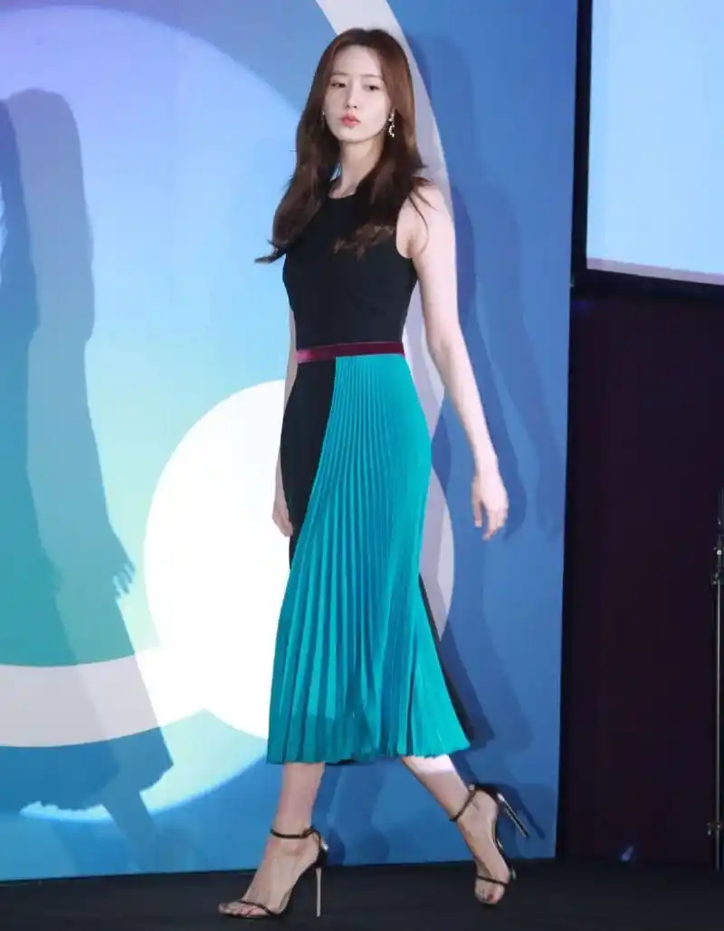 林允儿的黑色一字带高跟鞋与美足,宛如水晶般闪耀,展现出无尽的优雅与