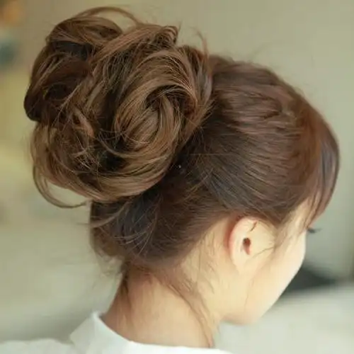 脸大的妹子能够挑选将头发绑成半丸子发型,要疏松一些哟,或许是扎成半