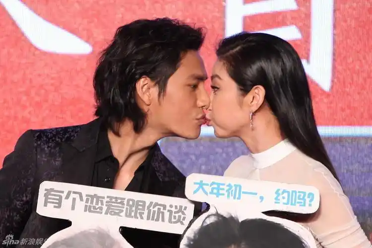 李冰冰出席活动豪气亲吻陈坤:8年前他还是小鲜肉