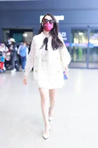 53岁伊能静甜美减龄 半裙秀白皙美腿苗条似少女