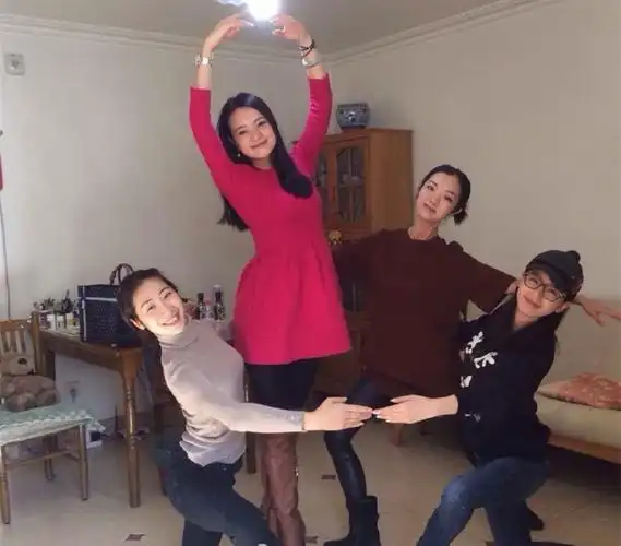 刘诗诗与同学聚会旧照 颜值碾压众人十足素颜美女