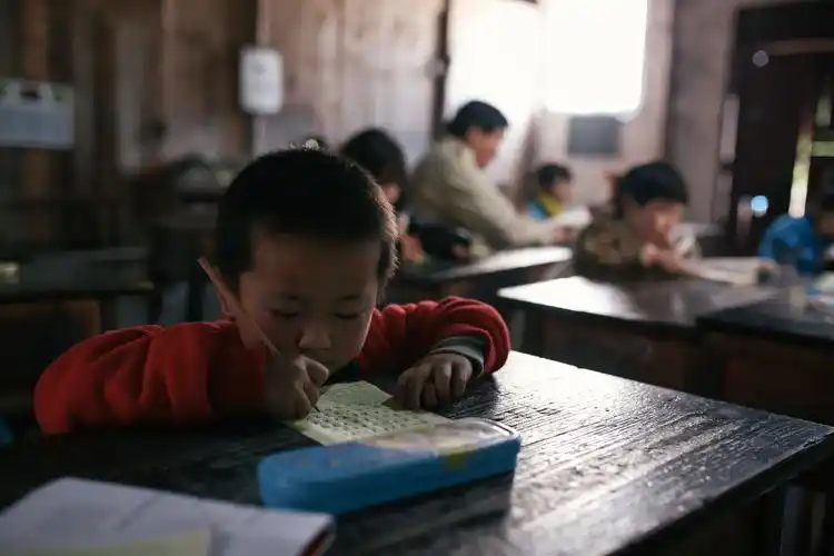 潘谦是这里最小的孩子,今年6岁,还是学前班,父母在外地打工,跟着爷爷