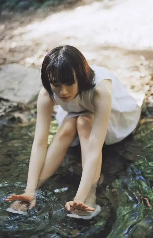 陈泇文日系写真 气质清新展现夏日青春活力