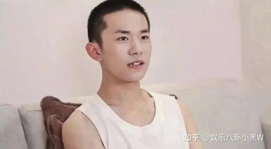 易烊千玺寸头照片也太帅了吧,果然寸头是检验颜值的最后手段