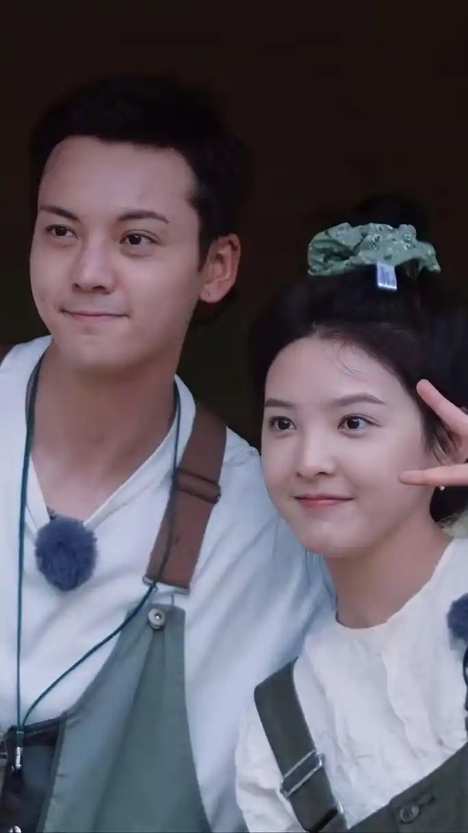 陈伟霆跟章若楠合作的电视剧《照亮你》开播了,片方上来就运作cp向