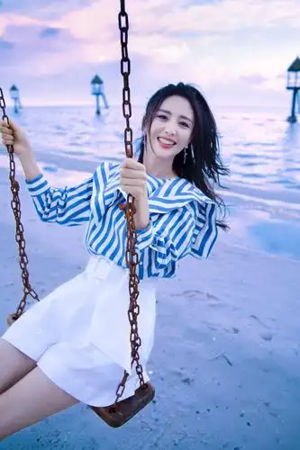 佟丽娅晒海边漫步照青春活力 穿蓝白套装优雅明媚