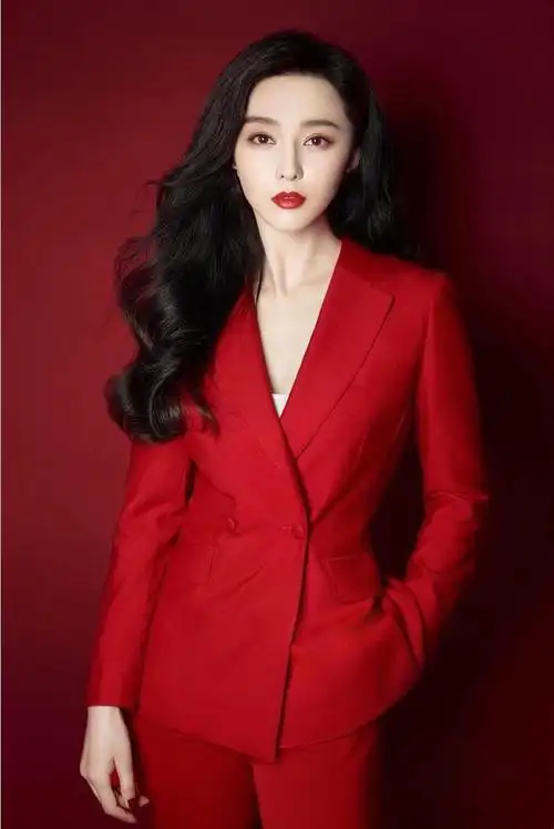 范冰冰造型惊艳到我穿一字肩裙走红毯像在披着被子走t台