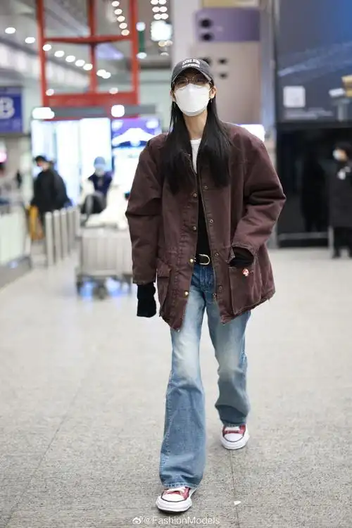 结束休假的表姐#刘雯#深夜现身机场,酒红色工装外套搭配圆框眼镜,硫化