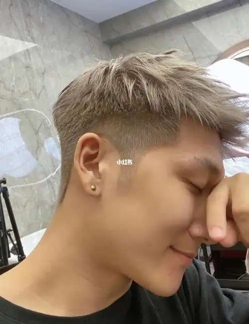 飞机头大有不同两侧的长度以及刘海,这款发型两侧不能太短,要有一点碎