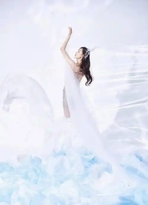 张天爱cos"美人鱼",穿白色亮片鱼尾裙,仙气又妖娆_黑色_的设计_女生