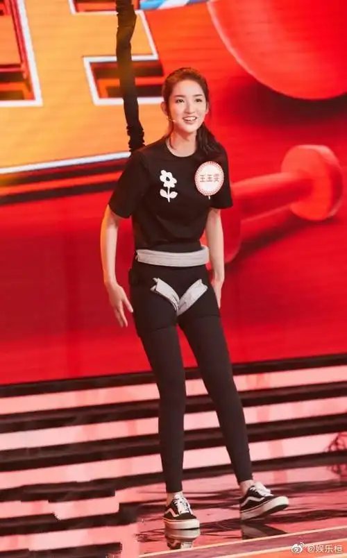 本以为"邓小琪"穿校服裙够美了,换上卷边裤后,腿精本人了