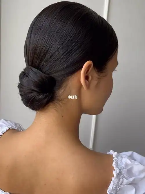 发型师教你如何简单轻松搞定气质低盘发造型