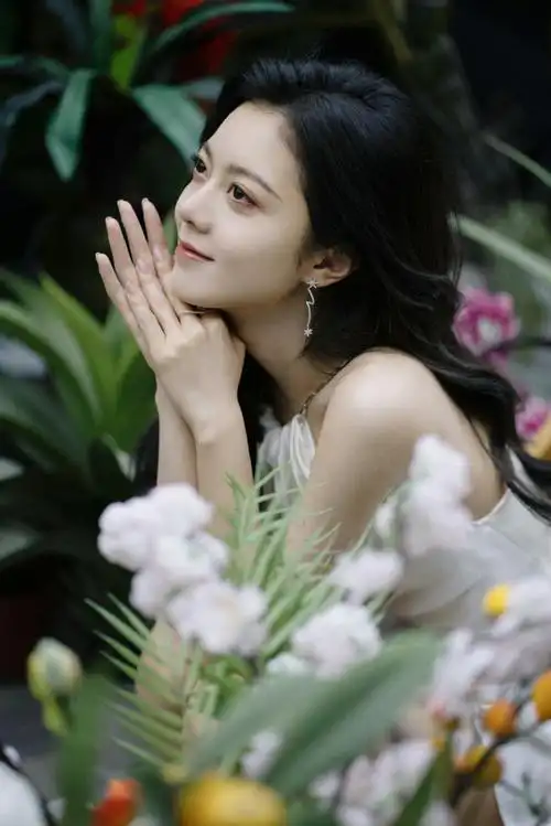 赵今麦高马尾白西装