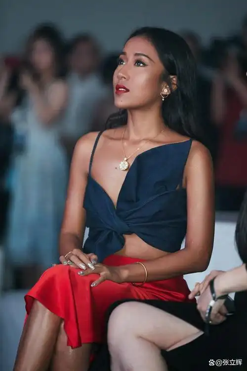 吉克隽逸:彝族音乐精灵的色彩斑斓之旅