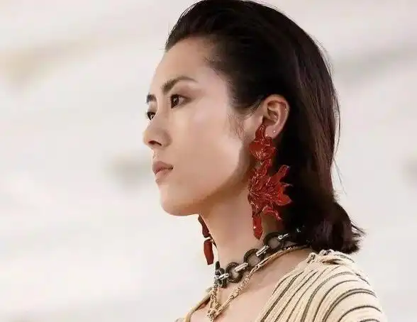 发型的,特别是一些时尚的女生,敢为人先地选择一些有个性的女生大背头