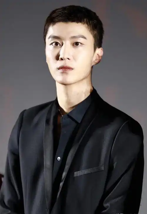 事实证明,23岁的范丞丞,早已走上了人生的另一条大道