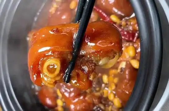 成分:猪蹄,葱,姜,干辣椒,红烧成分,大豆,啤酒,干辣椒.