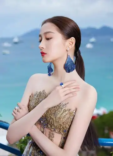 戛纳红毯上的关晓彤美丽动人,褪去青涩,镂空印花裙羡煞旁人_网易订阅