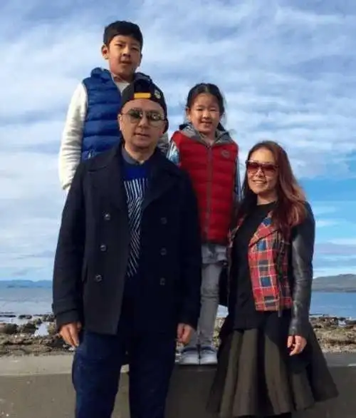 照片中的他们有一起看电视的,有郭涛陪女儿郭懿文一起泡茶的,还有郭涛