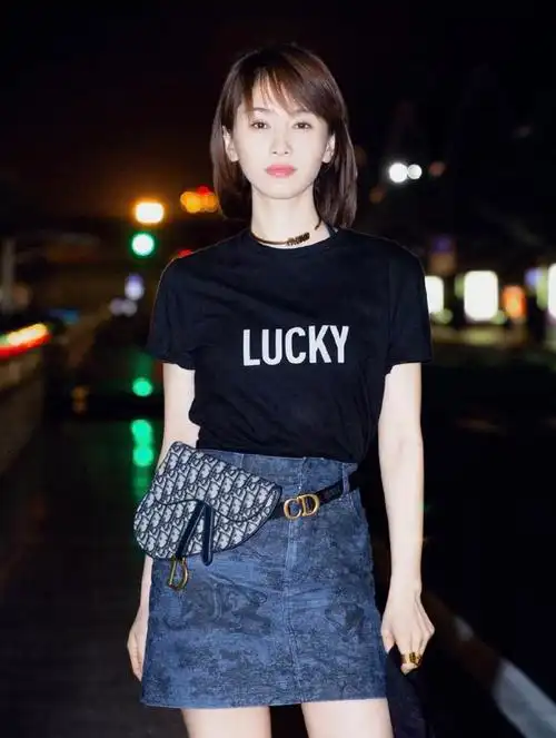 王子文的衣品越来越好了身穿抹胸一字裙短裙不像当妈的人