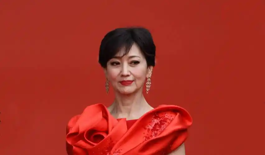 "白娘子"难敌岁月尖刀,七旬赵雅芝让人大吃一惊_女人_活动_电影节